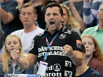 Flensburgs Trainer Ljubomir Vranjes will mit seinem Team die deutsche Meisterschaft gewinnen. Foto: Axel Heimken
