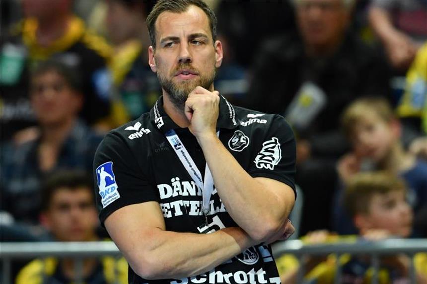 Deutsche Handballer mit Licht und Schatten Flensburgs Trainer Maik Machulla und seine Mannschaft retteten einen Punkt gegen Veszprem. Foto: Uwe Anspach