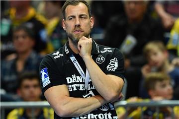Flensburgs Trainer Maik Machulla und seine Mannschaft retteten einen Punkt gegen Veszprem. Foto: Uwe Anspach
