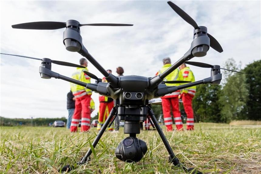 Neue Drohnen-Technik soll Rettungsdiensten helfen „Fliegende Augen“ für Feuerwehr und Rettungsdienste: Eine Drohne des Arbeiter-Samariter-Bundes während einer Übung. Foto: Markus Scholz