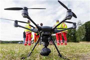 „Fliegende Augen“ für Feuerwehr und Rettungsdienste: Eine Drohne des Arbeiter-Samariter-Bundes während einer Übung. Foto: Markus Scholz
