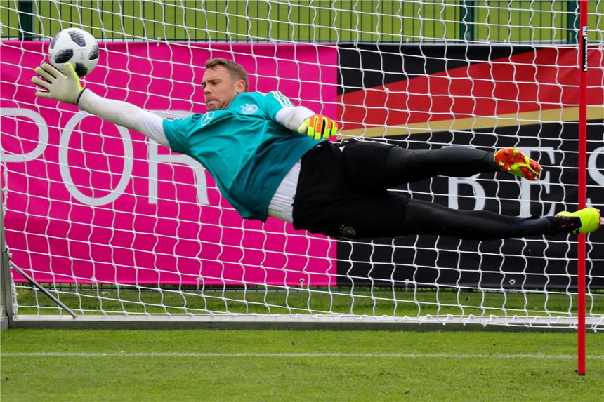 DFB-Torhüter voll im Training - Löw ist zufrieden Fliegt wieder: DFB-Torhüter Manuel Neuer.