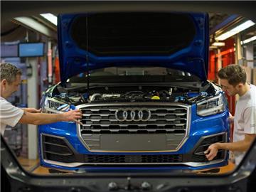 Fließbandarbeit im Audi-Werk in Ingolstadt. Foto: Andreas Gebert/Illustration