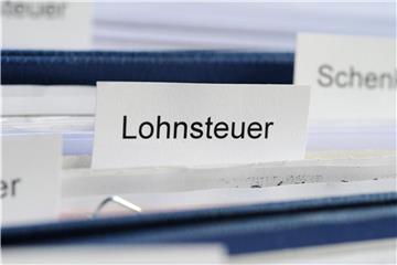 Fließt der Arbeitslohn auf ein Wertguthabenkonto für die Zeit des Ruhestandes, dann muss er erst später bei Auszahlung versteuert werden. Foto: Tobias Hase