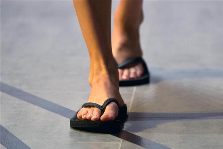 Stilregeln für freizügige Outfits im heißen Büro Flip-Flops im Büro entsprechen keinem guten Stil. Gerade in konservativen Branchen verzichten Berufstätige besser darauf. Foto: Soeren Stache