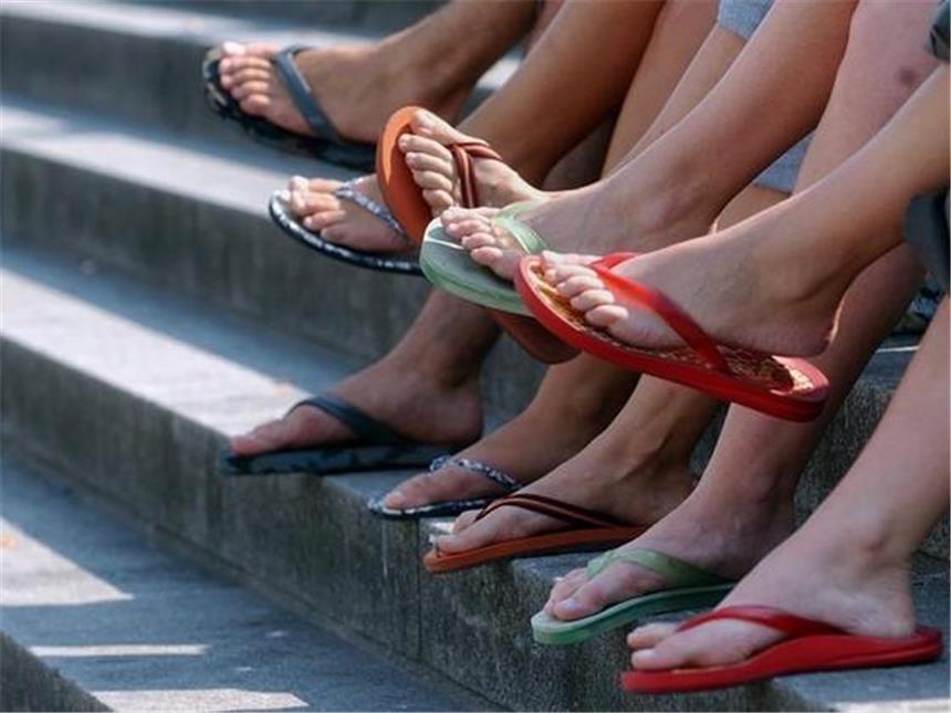 Welches Schuhwerk beim Autofahren erlaubt ist FlipFlops am Steuer sind nicht verboten - aber auch keine gute Idee.