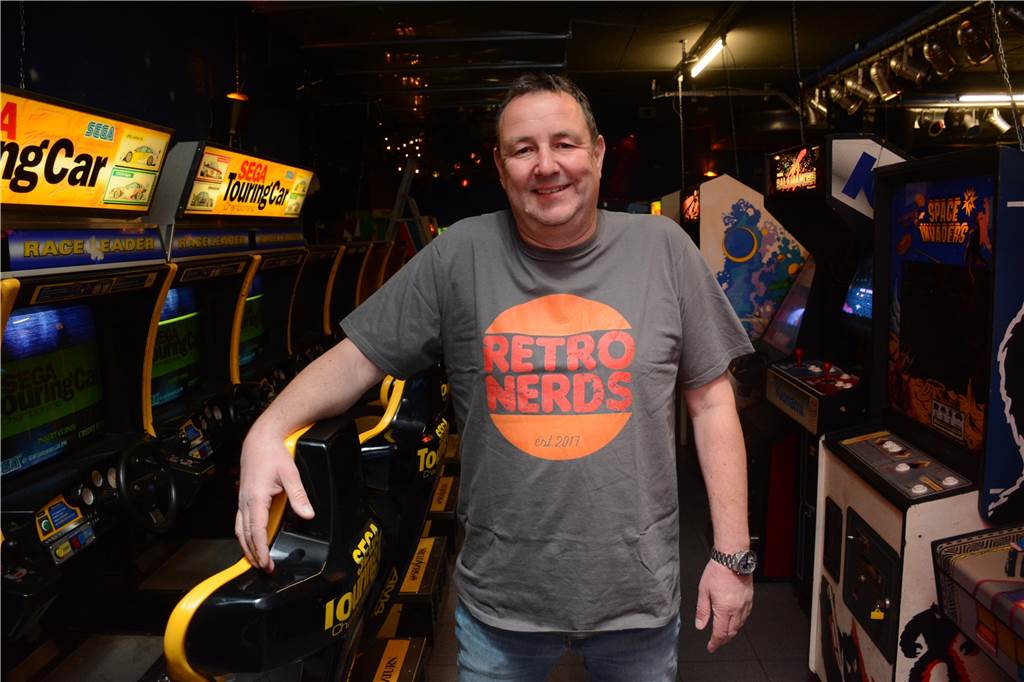 „Flipper-Frank“ und seine Mitstreiter von den „Retro-Nerds“ freuen sich über die vielen Besucher. 