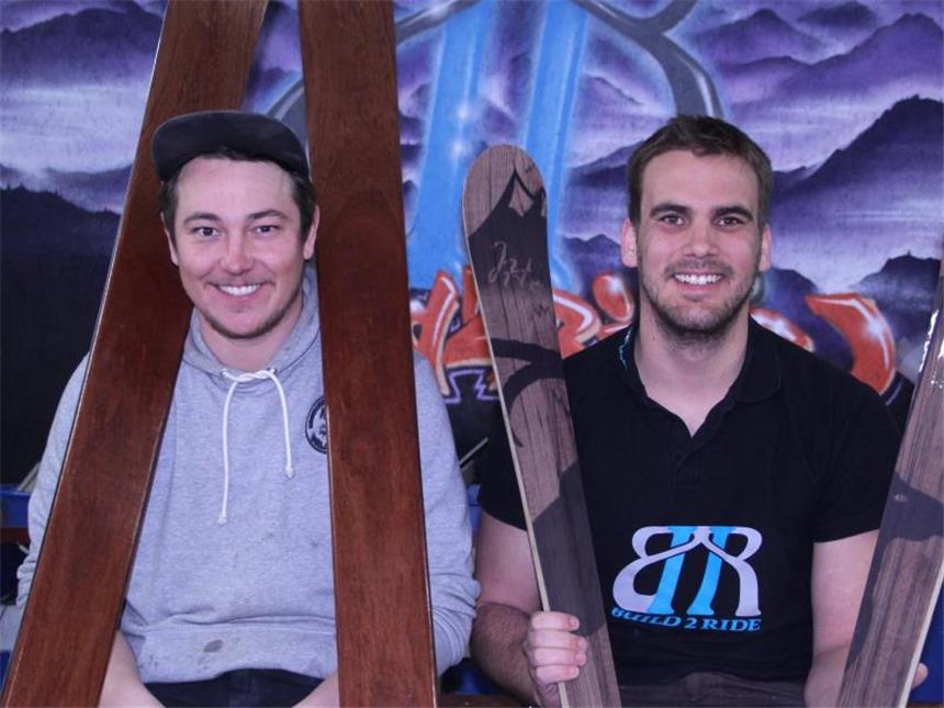 Hightech-Bretter Marke Eigenbau - Zum Skibauen nach Farchant Flo Baumgärtner (l) und Axel Forelle sind zwei der drei Chefs von Build2Ride. In den Kursen der Firma können sich Wintersportler ihre Ski und Snowboards selbst zusammenbauen. Foto: Verena Wolff