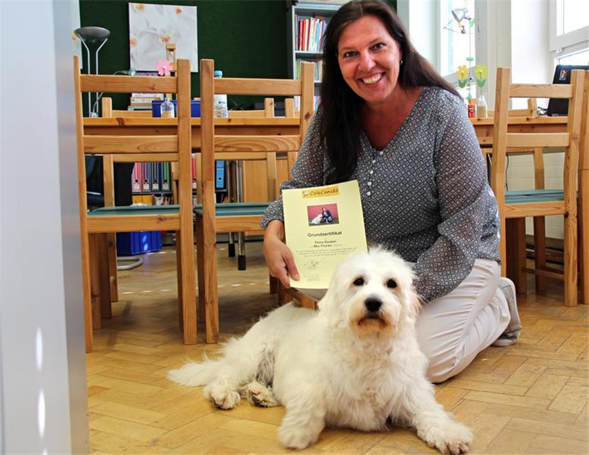 Wieschhofschule Olfen hat zertifizierten Schulhund Flocke ist jetzt auch ganz offiziell Schulhund. Mit Schulleiterin Petra Deuker hat er in den Sommerferien sein Zertifikat bestanden.