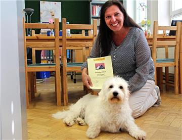Flocke ist jetzt auch ganz offiziell Schulhund. Mit Schulleiterin Petra Deuker hat er in den Sommerferien sein Zertifikat bestanden.