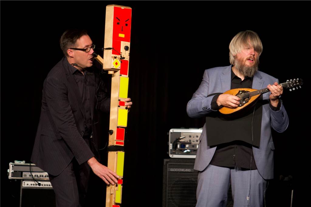 Wildes Holz: „Grobe Schnitzer“ begeistern im Hansa-Theater Flötist Tobias Reisige (l.) und Bassist Markus Conrads tauschten die Tonhöhen mit Bass-Blockflöte und „Sopran-Kontrabass", wie die Mandoline von den „Hölzern" genannt wird.