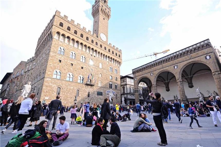 Florenz wehrt sich gegen Picknick-Touristen Florenz verbietet seinen Besuchern, auf bestimmten Straßen und Plätzen im historischen Zentrum zu essen. Foto: Maurizio Degl' Innocenti/ANSA/Archiv