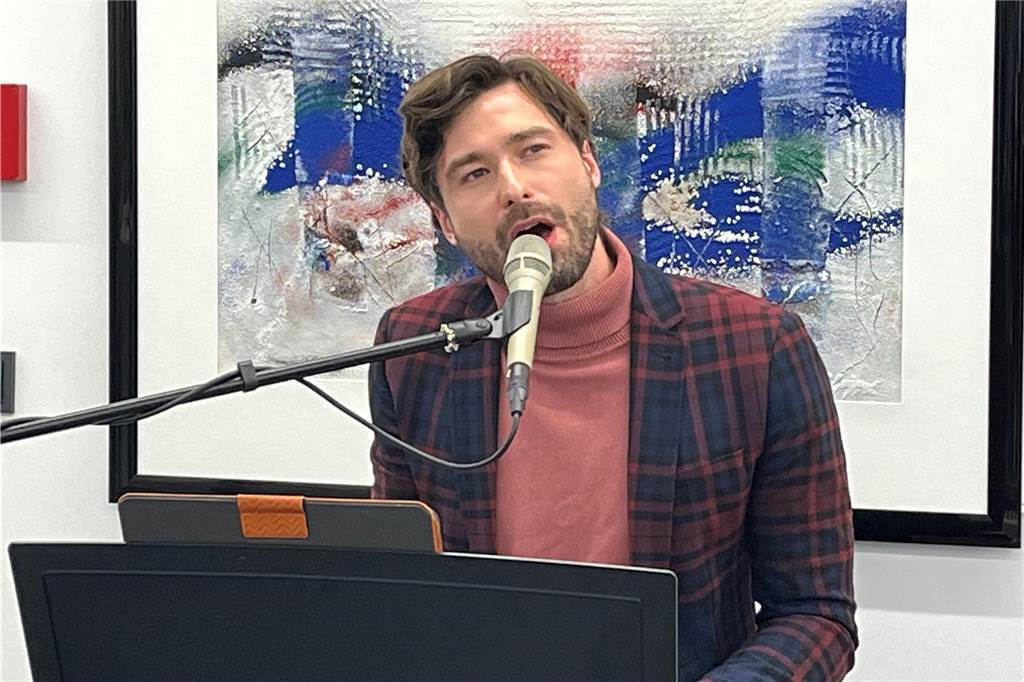 Sandkünstler Ulrich Schriewer: Licht, Schatten und fließende Formen Florian Albers singt.