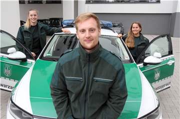 Florian Altmeyer, Franziska Mertens (links) und Maja Elferich arbeiten nach der Ausbildung beim Zoll beim Hauptzollamt in Dortmund. Zwischen Dienstvorschriften und selbstständigem Arbeiten nutzen sie viel Entscheidungsfreiheit.