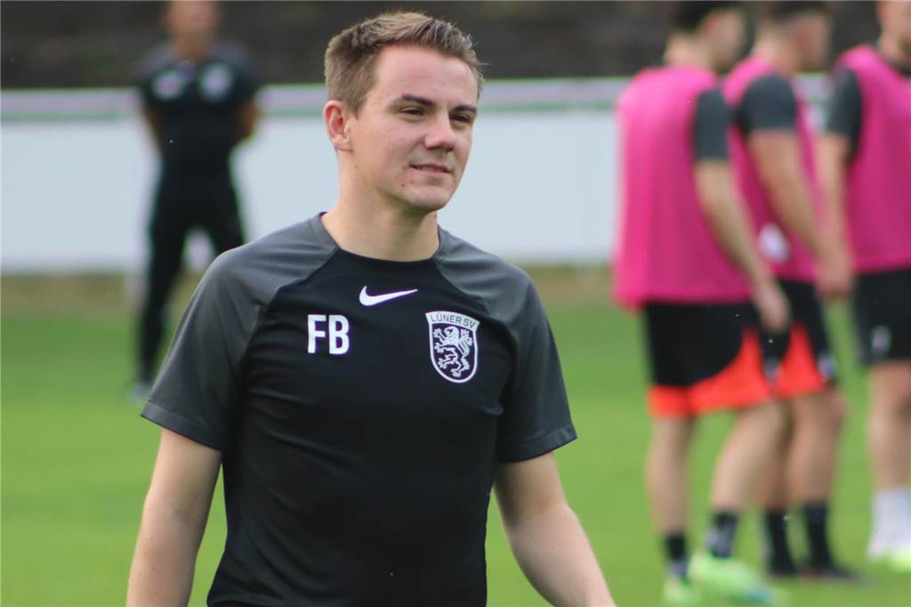 Florian Bartel, Co-Trainer der ersten Mannschaft, steht mit Atalay Cicek im Austausch, wer die Zweite unterstützen wird.
