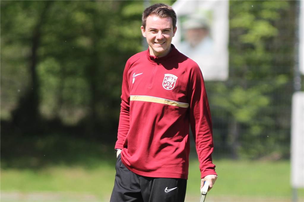Florian Bartel kann seinen HSM-Titel in Lünen nicht verteidigen Florian Bartel steht auf einem Fußballfeld.