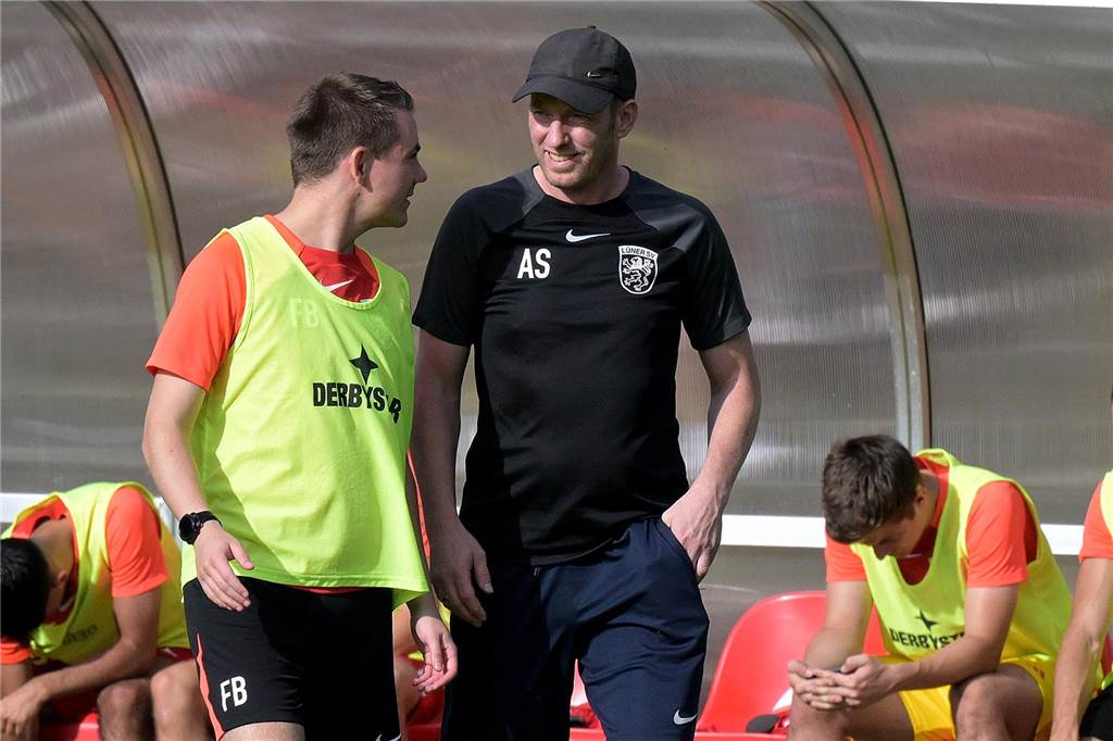 Vom Trainer zum Strategen Florian Bartel (l.) und Axel Schmeing laufen über das Spielfeld.