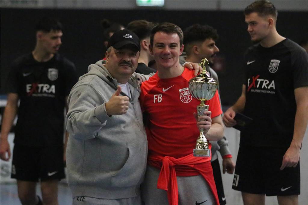 Turniersieg mit einem Wermutstropfen Florian Bartel (r.) mit dem Siegerpokal.