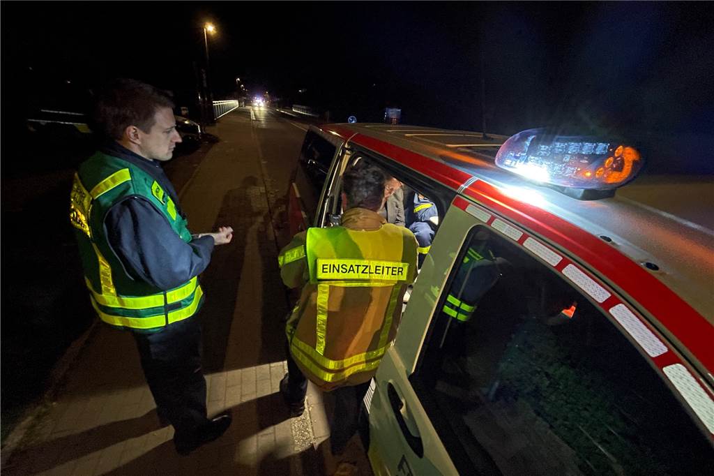 Bombenfund in Castrop-Rauxel: Entschärfung noch heute Abend - Wir streamen live Florian Brandt (l.), Sprecher der Feuerwehr, ist bei der Entschärfung vor Ort dabei. Am 2.11. kommt es gegen 18 Uhr zu einer neuen Entschärfung.