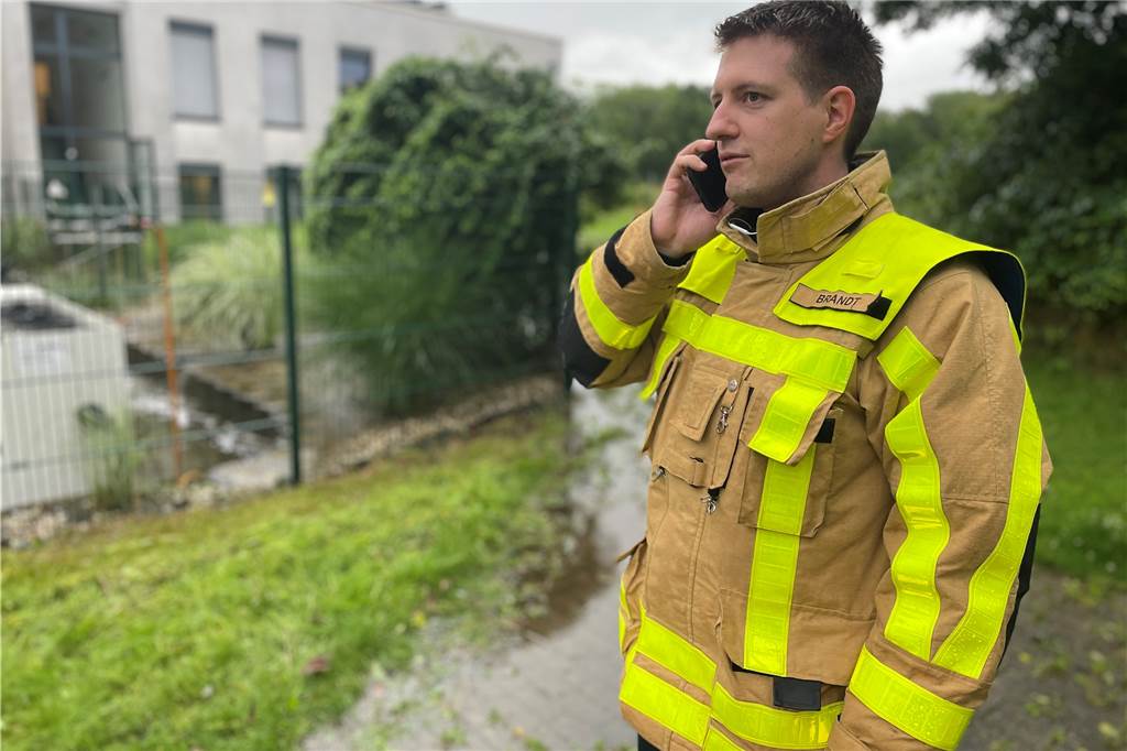 Florian Brandt, Sprecher der Feuerwehr, am Einsatzort am EvK: Hier lief das Untergeschoss der Radiologie voll Wasser. Die teuren Geräte stehen allerdings nicht unten und kamen nicht zu Schaden.