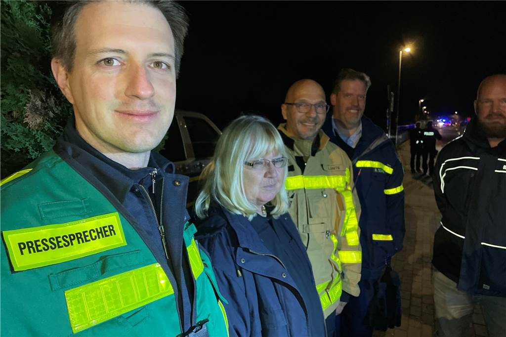 Bombenreiches Jahr 2022: Vier Blindgänger mussten entschärft werden Florian Brandt, Sprecher der Feuerwehr, Bettina Liebig vom Bereich Ordnung der Stadt Castrp-Rauxel (v.l.) und weitere Einsatzkräfte von THW und Feuerwehr bei der Entschärfung eines Blindgängers im November 2022.