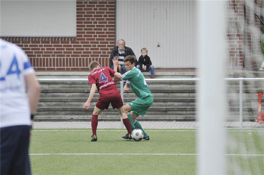 Furioser Endspurt bringt den Klassenerhalt Florian Brinkmann (r.) und die SuS-B-Junioren kassierten zum Saisonende eine 0:1-Niederlage.
