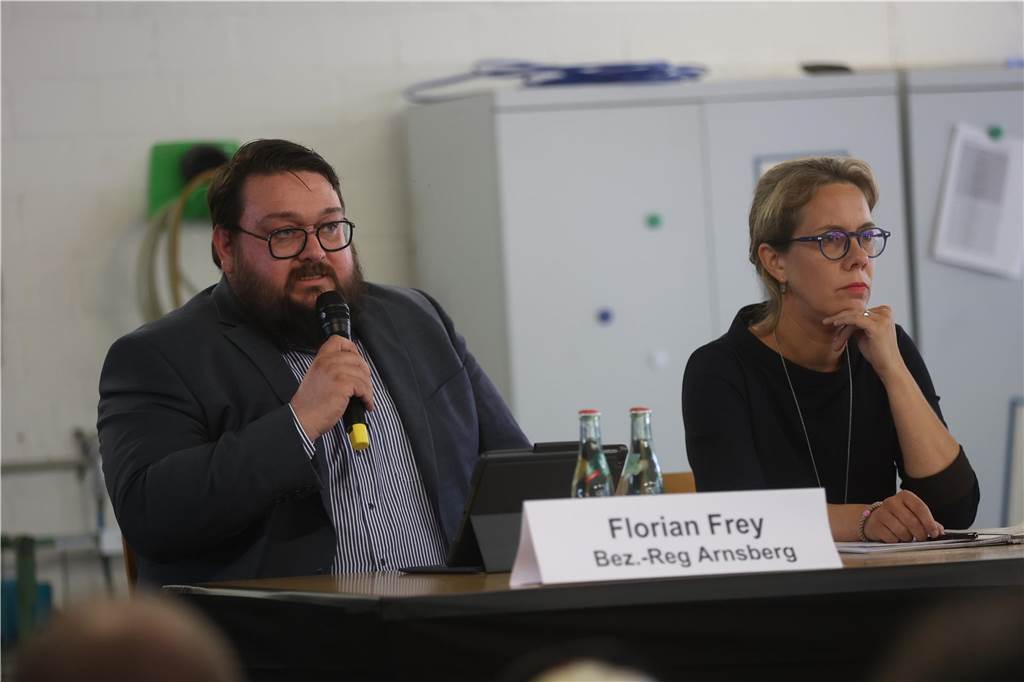 Florian Frey von der Bezirksregierung nimmt Stellung zu einer Frage.