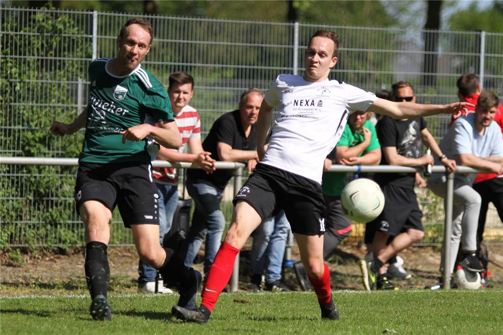 Führungsspieler erfüllen sich den großen Traum: „Alle sagten, der FC Nordkirchen fällt auseinander“ Florian Fricke (l.) ist der dienstälteste Spieler in der ersten Mannschaft beim FC Nordkirchen.