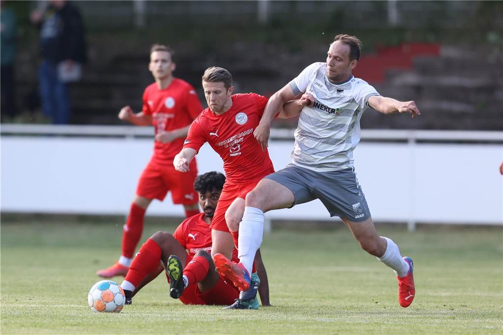 Ex-Coach des FC Nordkirchen ist glücklich mit neuer Traineraufgabe Florian Fricke im Zweikampf.
