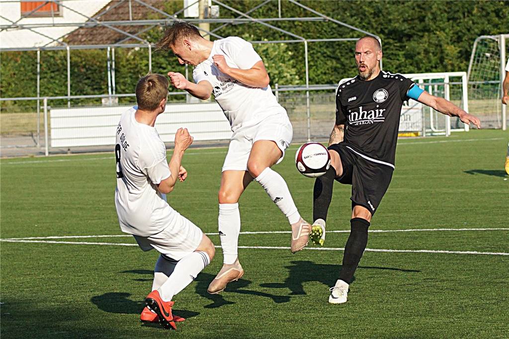 Hiobsbotschaft für VfL-Kicker Florian Gehrmann: „Damit habe ich nicht gerechnet“ Florian Gehrmann (rechts) ist ein wichtiger Pfeiler des VfL-Teams. Der 37-Jährige fällt nun weiterhin mit einem Riss im Meniskus aus.