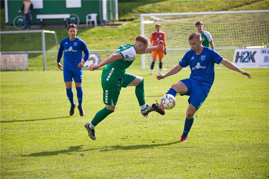 Doppeltorschütze äußert sich zu Wackers Ambitionen: Abwarten heißt die Devise Spieler Florian Gerding im Trikot des SV Wacker Obercastrop liefert sich ein Zweikampfduell mit einem gegnerischen Spieler auf dem Rasen