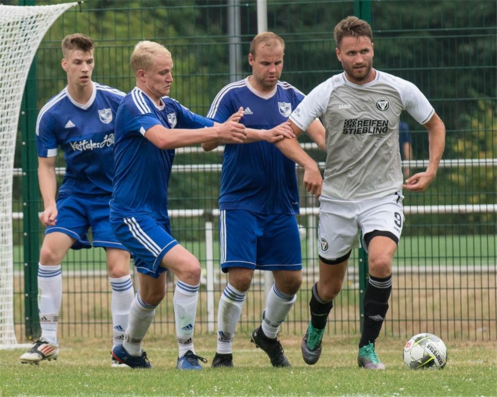 Lavesum statt Karriereende: Jetzt ist er mit 22 Bezirksliga-Stammspieler Florian Glaw (l.) hatte sich schon darauf eingestellt, mit dem Fußballspielen endgültig aufzuhören.