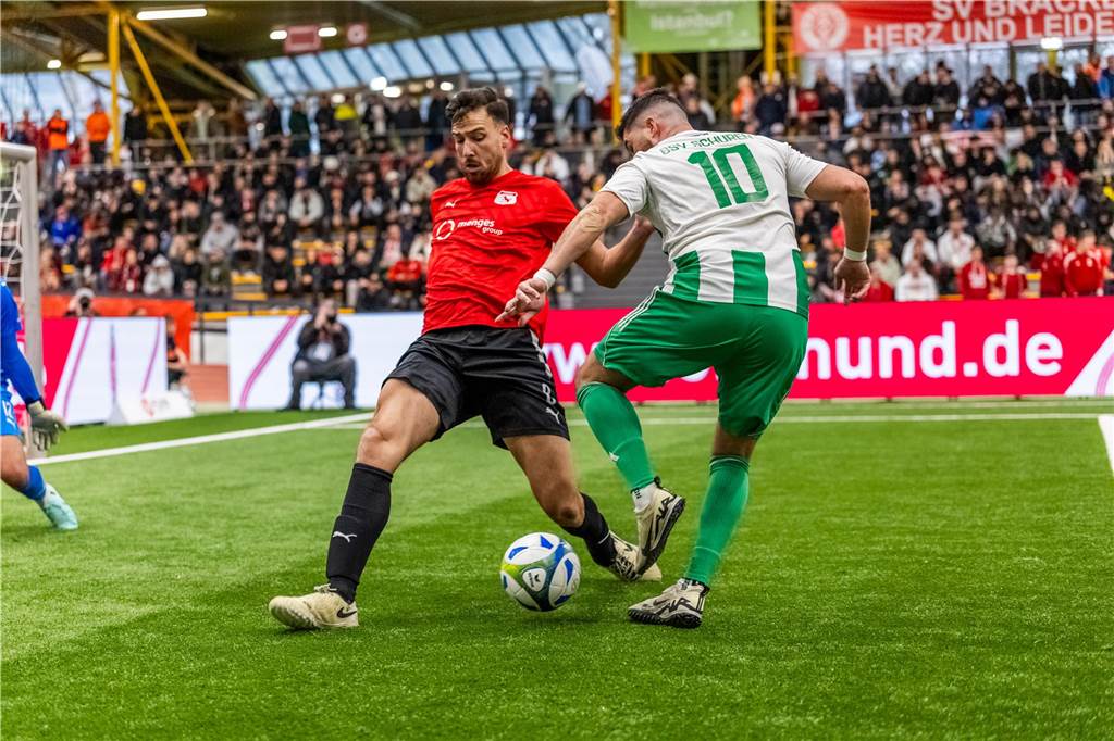 Florian Gondrum: Eigentlich war es nicht die Stadtmeisterschaft das Top-Stürmers. Am Endrunden-Sonntag drehte der 34-Jährige aber so richtig auf. Gegen Ex-Klub FC Brünninghausen erzielte er das Tor und verwandelte im Achtmeterschießen den ersten Versuch sicher. Gegen Schüren war er an allen drei Toren beteiligt, im Finale sorgte er mit einem satten Schuss für das zwischenzeitliche 2:1. Auf große Spieler kann man sich auf der großen Bühne verlassen.