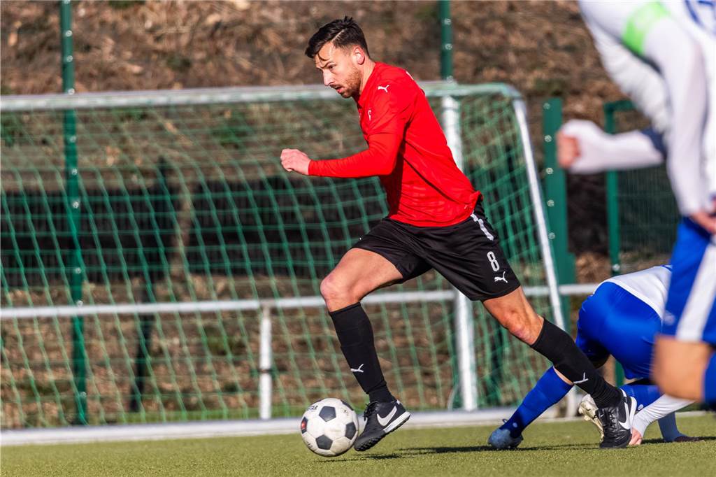 VfL Kemminghausen lebt und setzt Konkurrenz unter Druck: Alle Dortmunder Bezirksliga-Spiele Florian Gondrum führt den Ball.
