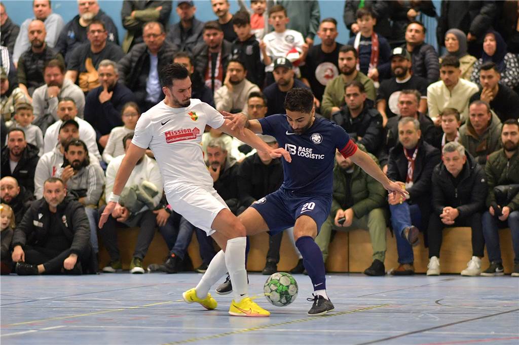 Florian Juka ist zurück im Dortmunder Amateurfußball: In der Halle sieht er sich in der Endrunde Florian Juka (l.), hier im Duell gegen Osmanlispors Kapitän Tolga Buyruk, ist zurück beim FC Roj.