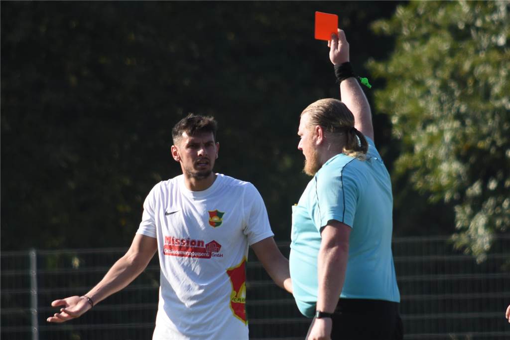 Furiose SG Massen schlägt ungeschlagenen FC Roj Florian Juka sieht die Gelb-Rote Karte.