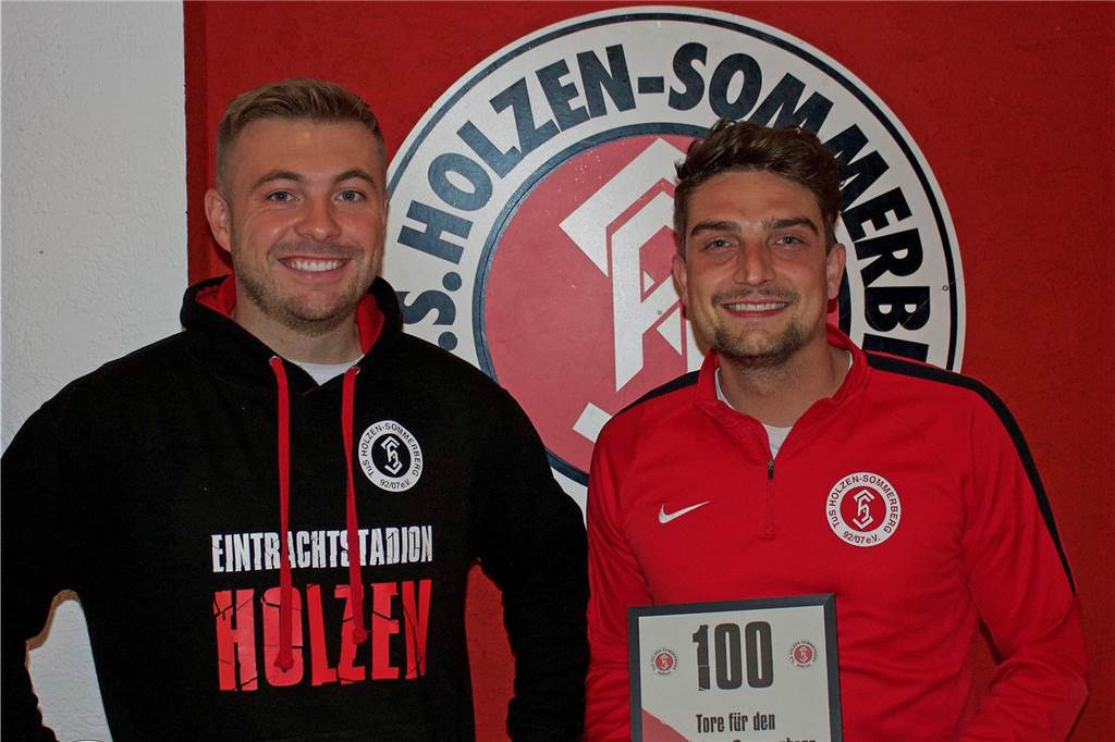 Florian Kaiser (re.) hat 100 Tore für den TuS Holzen-Sommerberg erzielt. Dafür gab es eine Urkunde des Vereins, die der 2. Vorsitzende Phillip Stricker dem Torjäger übergab.