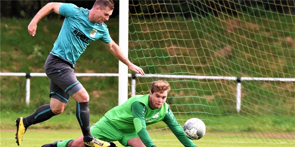 Schalke-Spiel und Kreislaufprobleme - ein Ersatzkeeper reichte SuS Hervest plötzlich nicht mehr Ken Kirchhoff versucht, Hervests Torwart Florian Kalinowski zu umspielen