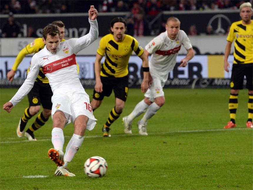 Dortmund gewinnt beim Tabellenschlusslicht VfB Florian Keil lässt mit dem verwandelten Strafstoß in Stuttgart noch einmal Hoffnung aufkeimen. Foto: Marijan Murat