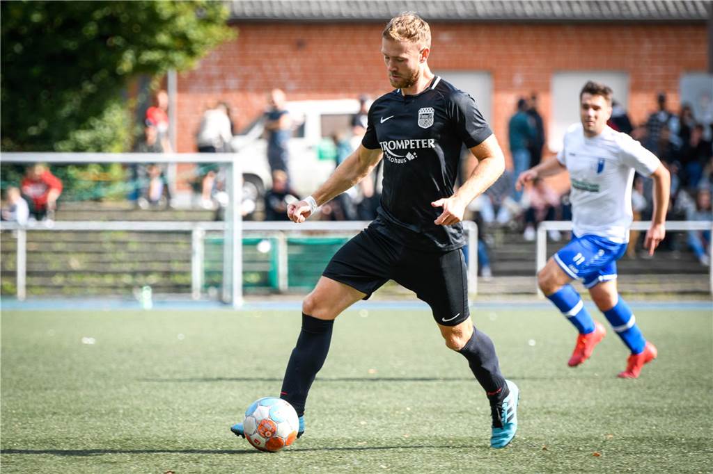 BV Brambauer verlängert mit Leistungsträgern Kemna und Klemt Florian Kemna am Ball.
