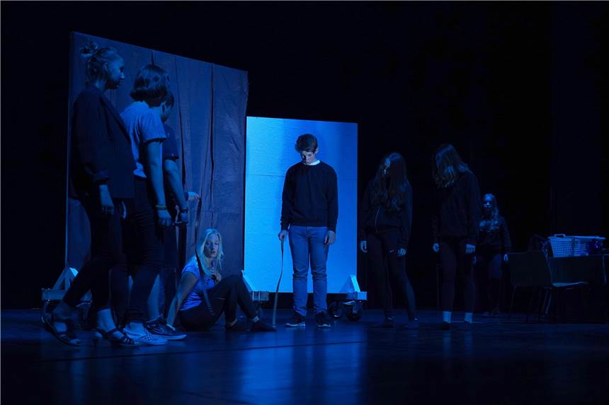 Theater-Jugendclub startet wieder: Neue Mitspieler zwischen 12 und 18 Jahren willkommen Florian Klapetz und seine Mitspieler vom Jugendclub bei der Aufführung von „Federn fallen nicht“ beim Festival Junges Theater.
