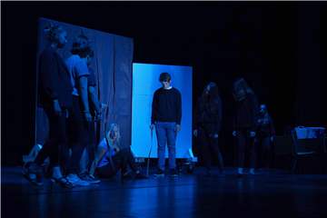 Florian Klapetz und seine Mitspieler vom Jugendclub bei der Aufführung von „Federn fallen nicht“ beim Festival Junges Theater.