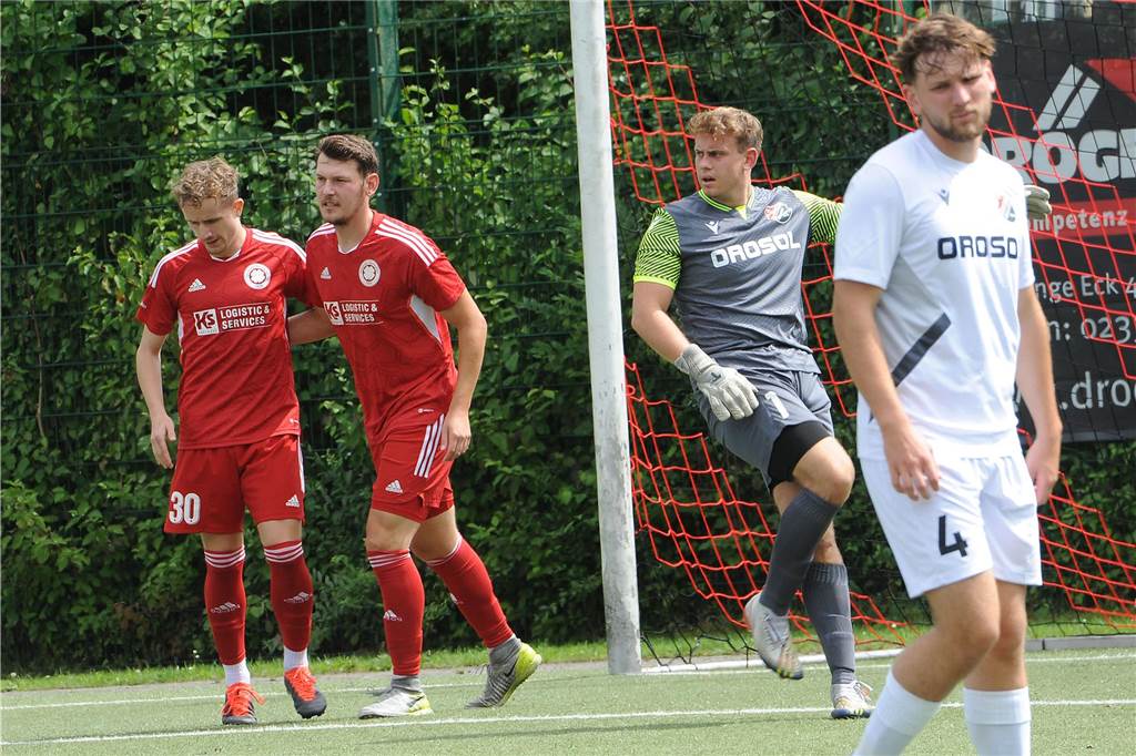 Florian Kliegel (2.v.li.) trifft mit dem Geisecker SV im Halbfinale auf den VfB Westhofen.