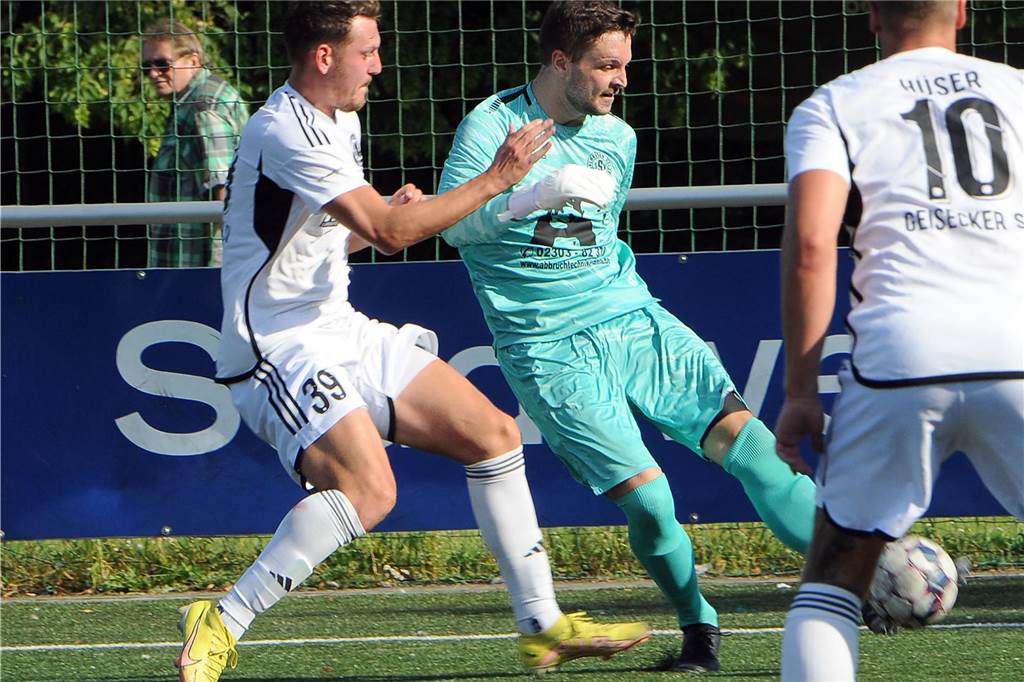 Florian Kliegel, hier im Duell mit Mühlhausens Torwart Robin Mesewinkel-Risse, war in der Nachspielzeit der Geisecker Matchwinner.
