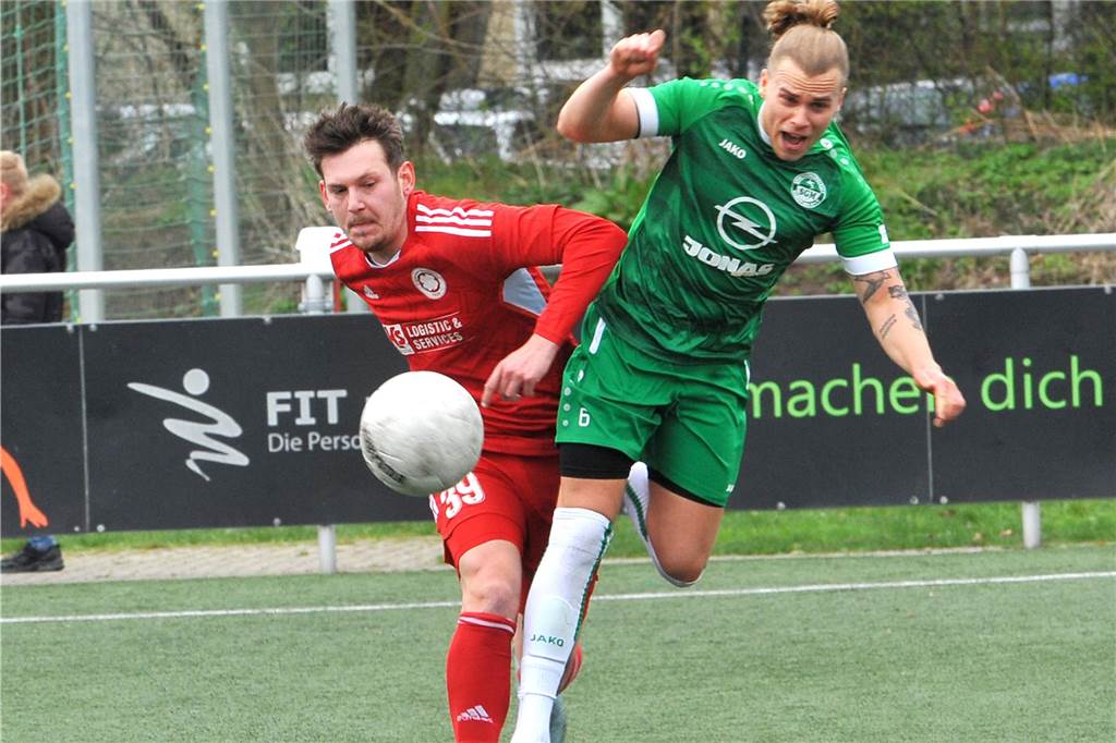 Florian Kliegel (li.), hier gegen die SG Massen, führte den Geisecker SV in Eichlinghofen zum Sieg.
