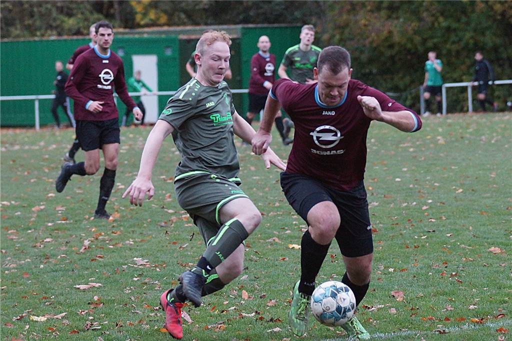 Königsborner SV bedient sich im Kreis Unna: Mittelfeldspieler steht als Sommer-Neuzugang fest Florian Kloß (l.), hier gegen Tim Hans (SV Bausenhagen), zieht im Mittelfeld seine Kreise.