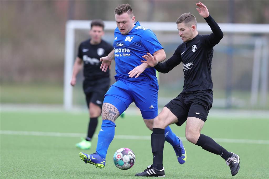 Florian Knittel vom SV Südkirchen gewinnt Wahl: „Wie kann ich nur so viele Stimmen bekommen?“ Florian Knittel (l.) hat zurzeit einen Lauf: In nur fünf Spielen traf der defensive Mittefeldspieler des SV Südkirchen acht Mal.