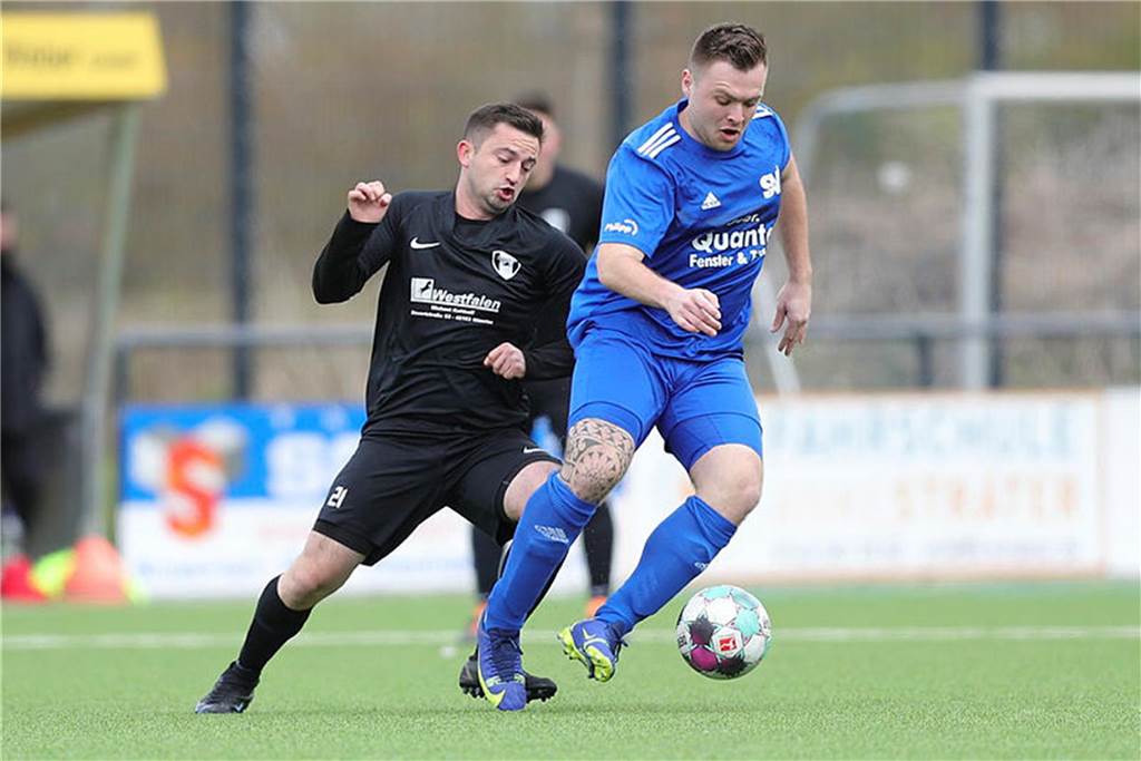 Hinspiel-Dreierpacker Knittel leicht angeschlagen: Stimmung des SV Südkirchen dennoch „hervorragend“ Florian Knittel vom SV Südkirchen schirmt den Ball vor seinem Gegenspieler ab.