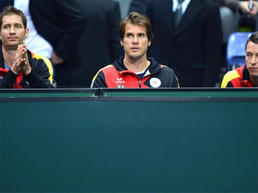 Haas zu Davis-Cup-Eklat: «Tut uns im Nachhinein leid» Florian Mayer (l), Tommy Haas (M) und Philipp Kohlschreiber (r) schauen beim Davis-Cup gegen Spanien zu. Foto: Arne Dedert