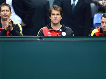 Florian Mayer (l), Tommy Haas (M) und Philipp Kohlschreiber (r) schauen beim Davis-Cup gegen Spanien zu. Foto: Arne Dedert